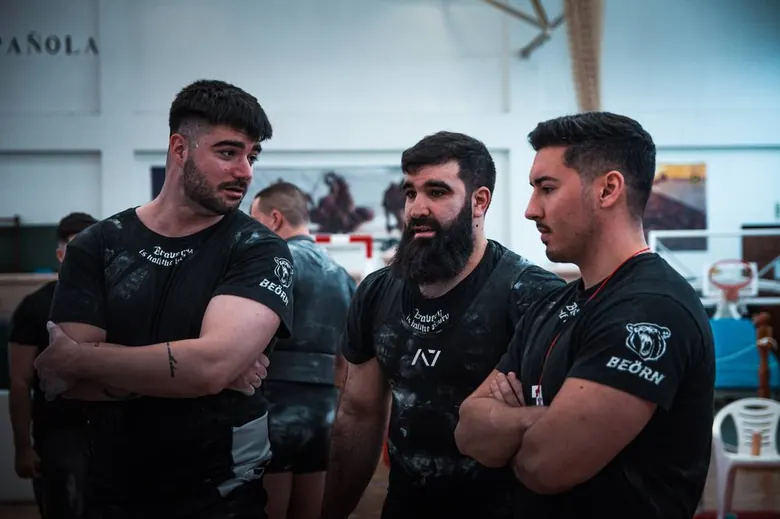 Atletas del Club BEÖRN durante la espera previa a un intento