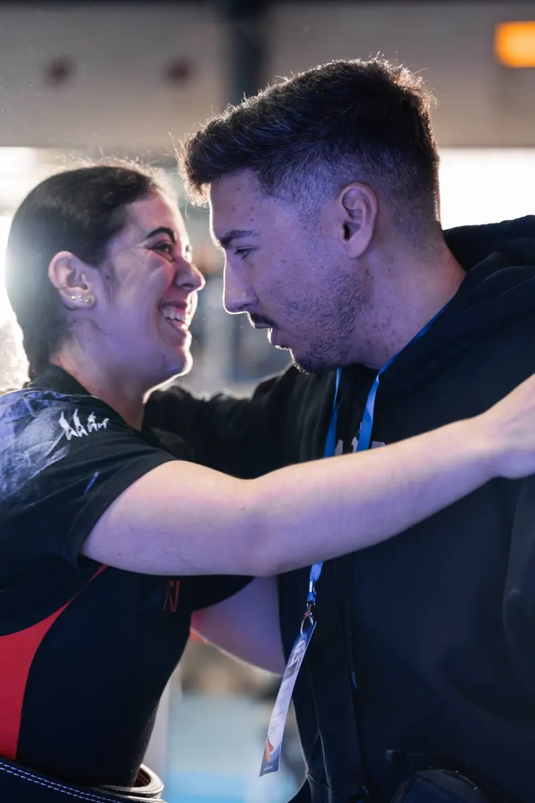 Atleta del Club BEÖRN y su entrenador celebrando un intento válido