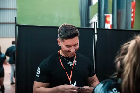 Fernando Regueira atendiendo a una atleta del Club BEÖRN durante un campeonato