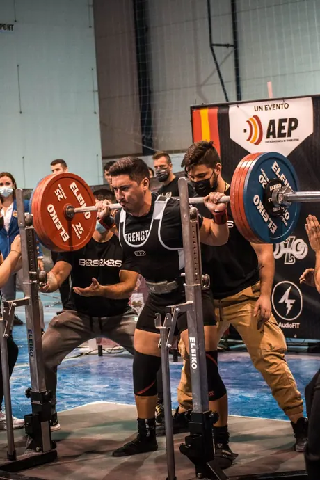 Atleta del Club BEÖRN en plena sentadilla de competición