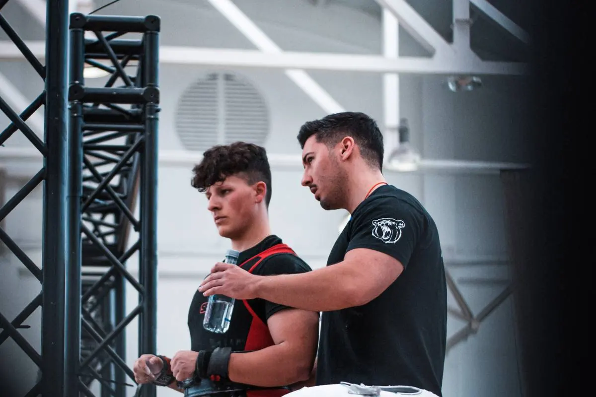 Fernando Regueira preparando a un atleta del Club BEÖRN antes de salir a tarima