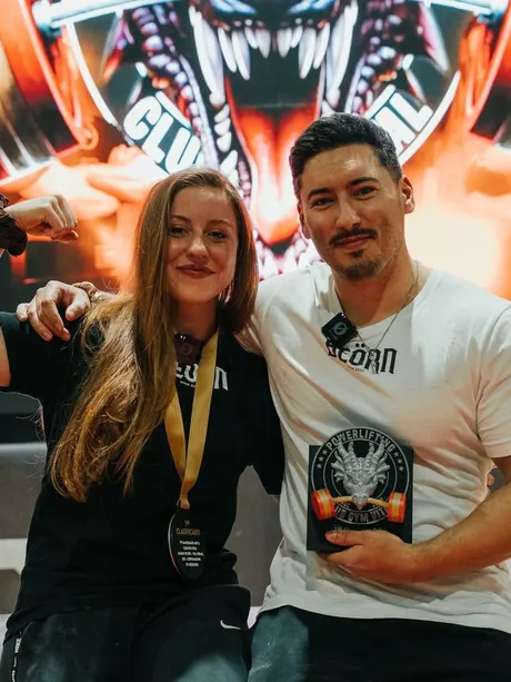 Fernando Regueira celebrando con una atleta del Club BEÖRN su trofeo