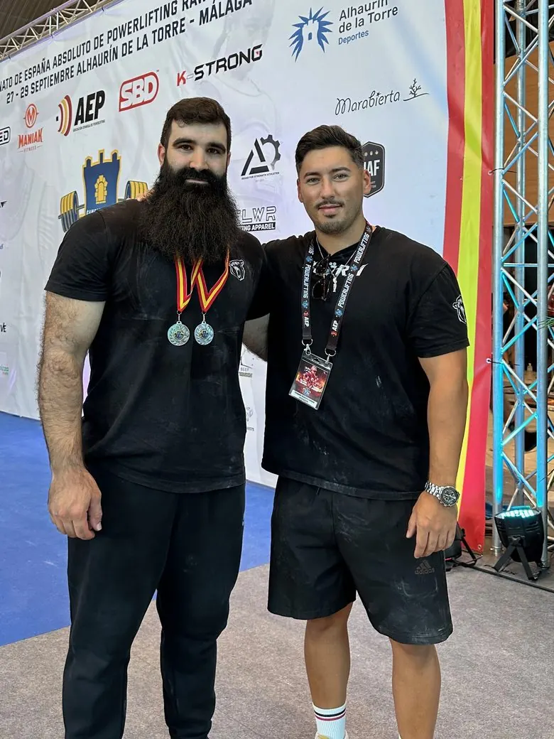 Fernando Regueira con un atleta del Club BEÖRN y sus dos medallas en el Campeonato de España de Alhaurín de la Torre