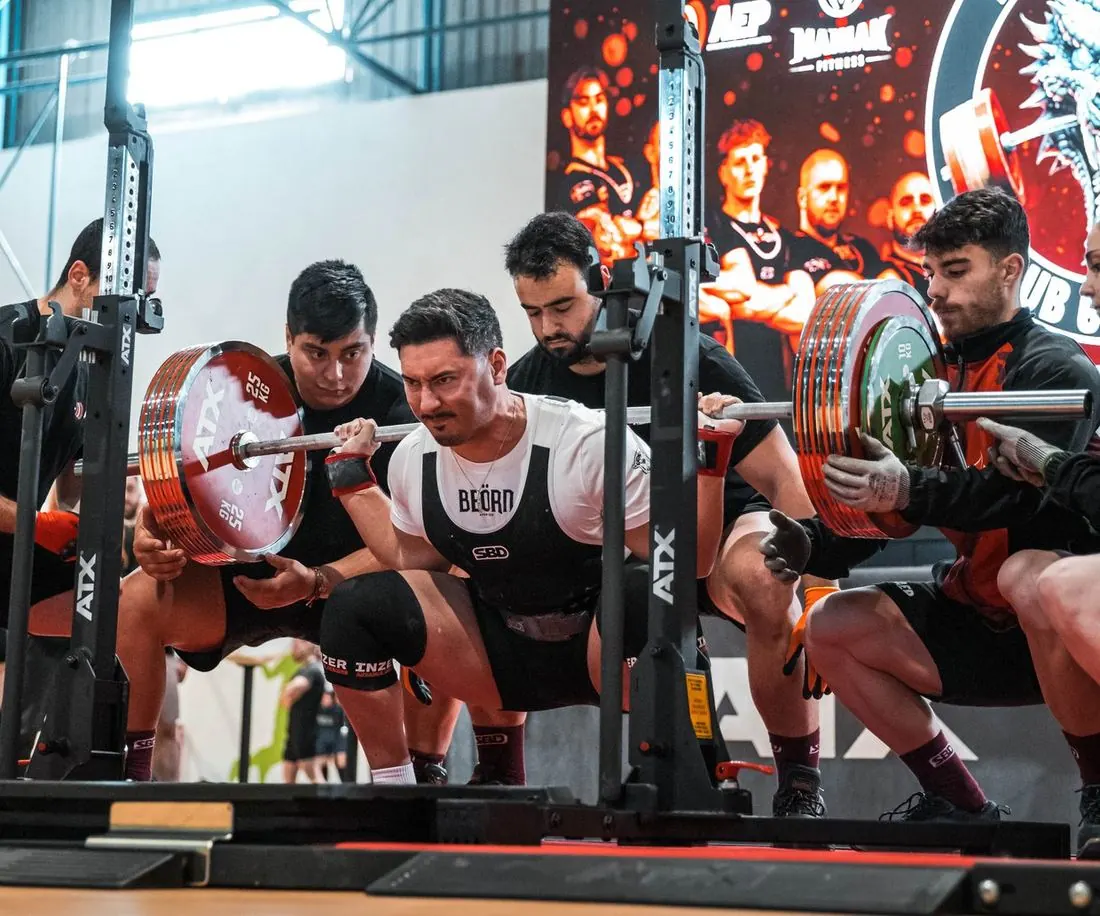 Fernando Regueira en el descenso de una sentadilla de 245 kg durante el Campeonato AEP2 Regional Noroeste de Caldas de Reis