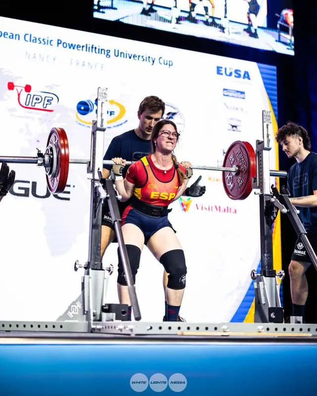 Atleta del Club BEÖRN en la sentadilla de la European Classic Powerlifting University Cup 2024, en Nancy