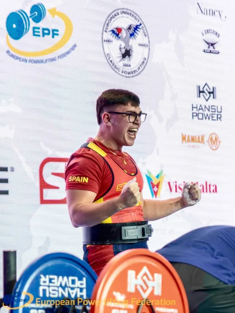 Atleta del Club BEÖRN celebrando un levantamiento válido en la European Classic Powerlifting University Cup