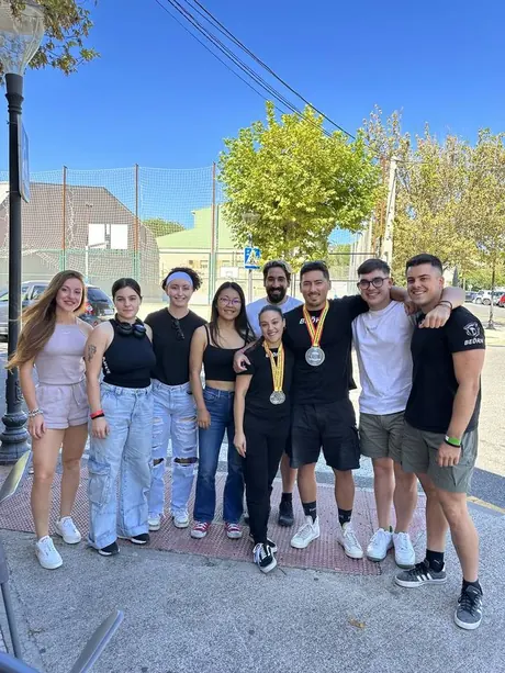 Atletas del Club BEÖRN con sus medallas tras el campeonato