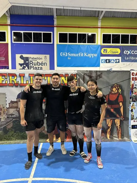 Atletas del Club BEÖRN en el pabellón de competición