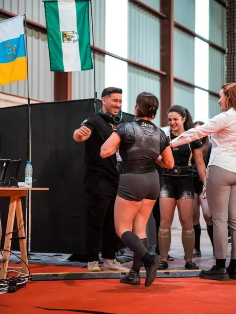 Abrazo entre atletas del Club BEÖRN tras una serie de la competición