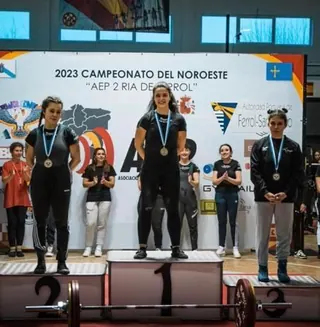 Atletas del Club BEÖRN con sus medallas