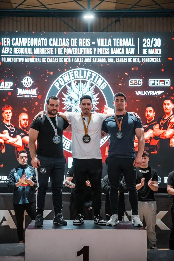 Fernando Regueira en lo alto del podio del 1er Campeonato Caldas de Reis Villa Termal, AEP2 Regional Noroeste de powerlifting y press banca raw