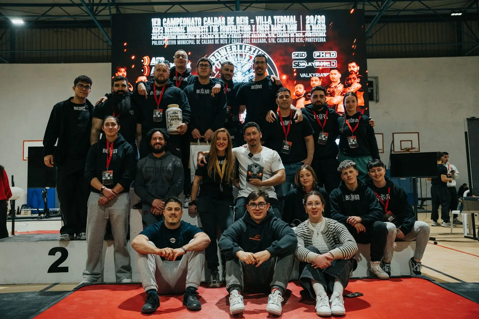 Atletas del Club BEÖRN reunidos en la tarima tras una jornada de competición nacional
